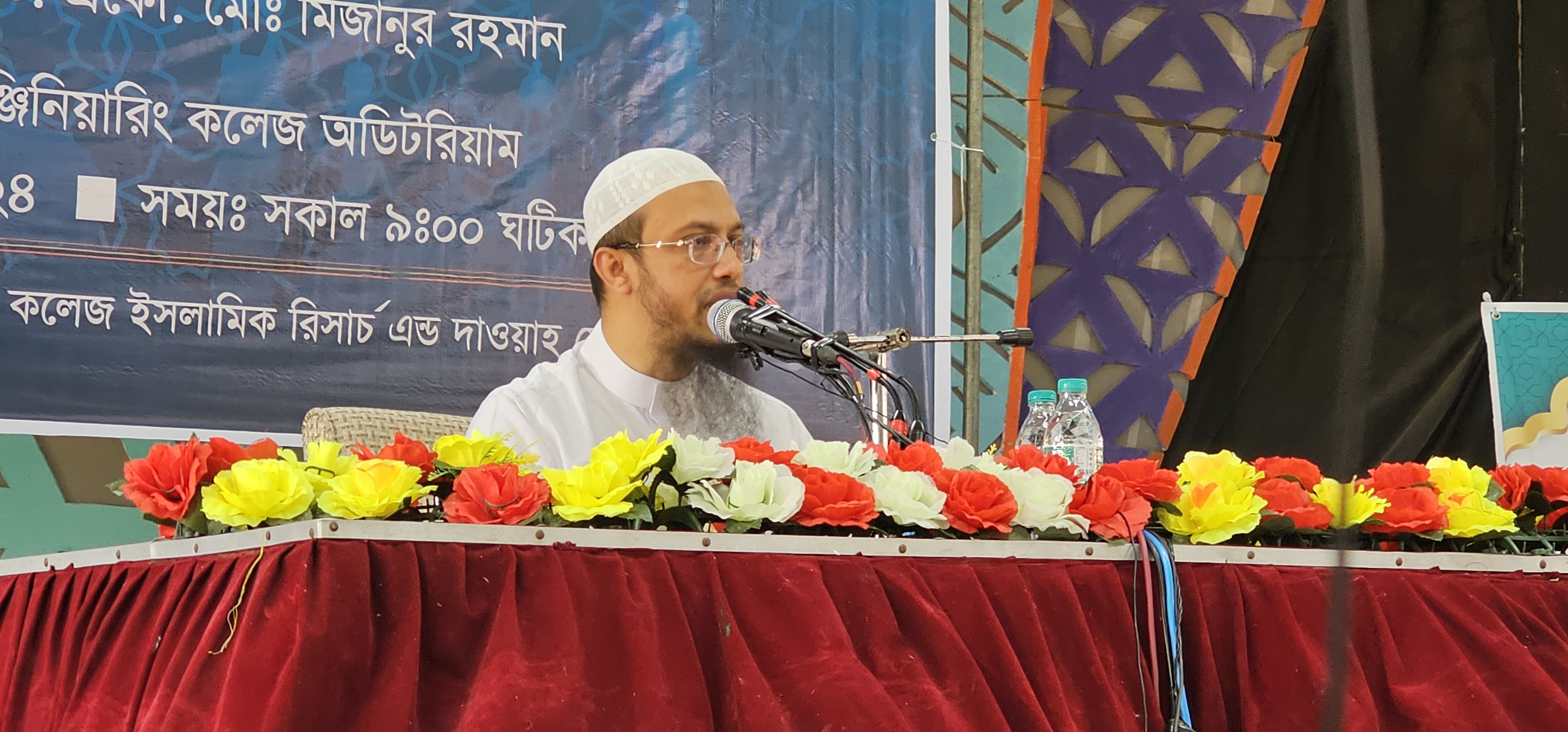 আলোচনা করছেন শায়খ আহমাদুল্লাহ। আলোচনা করছেন শায়খ আহমাদুল্লাহ।